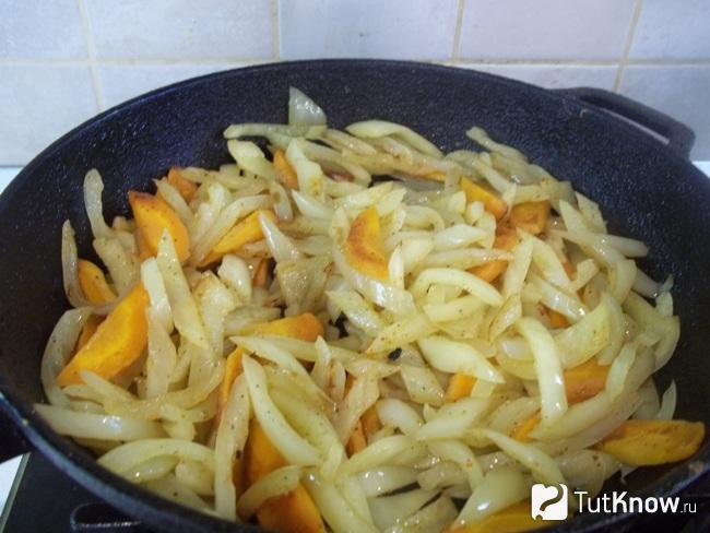Готовый жареный перец с морковью