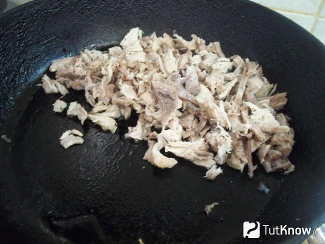 В сковороду налито масло и отправлено мясо кролика жариться