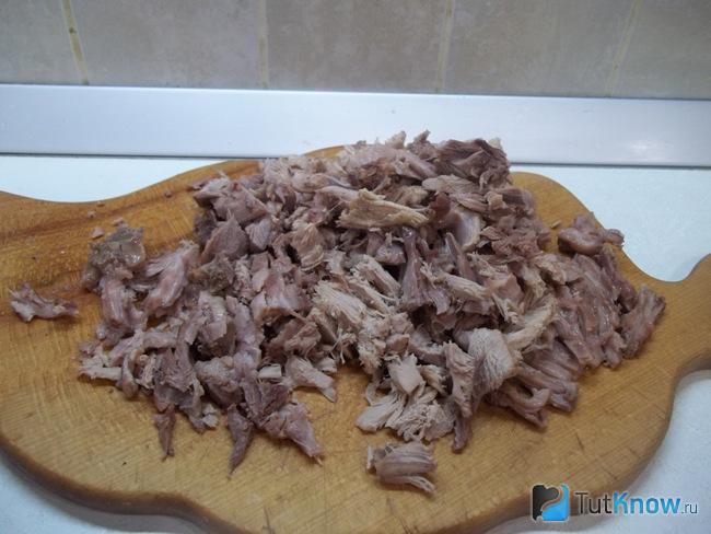 Кролик отварен, охлажден и мясо отделено от кости