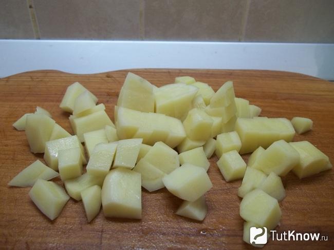 Картофель нарезан кубиками