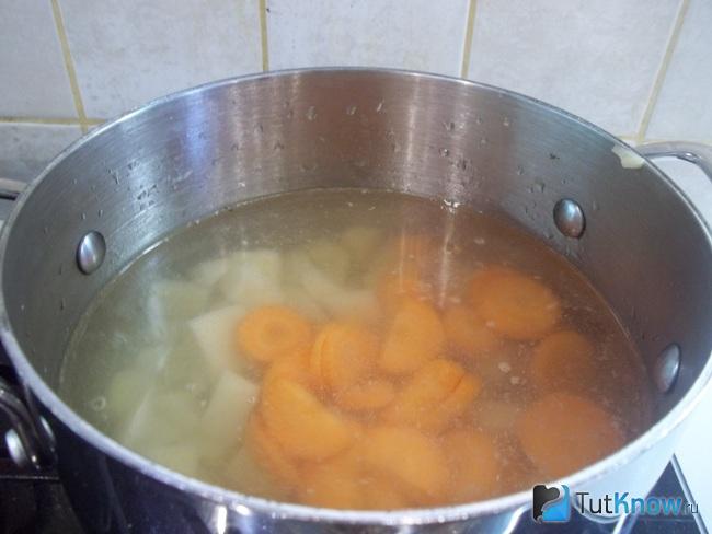 В кастрюлю отправлен картофель с морковью