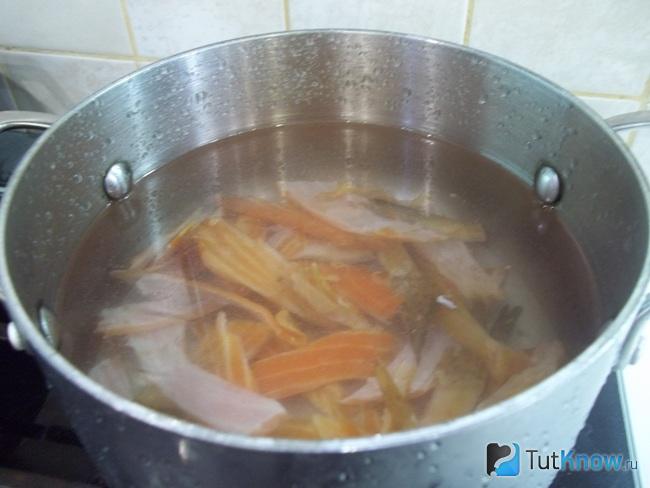 Хребты нарезаны, сложены в кастрюлю, залиты водой и отправлены на огонь