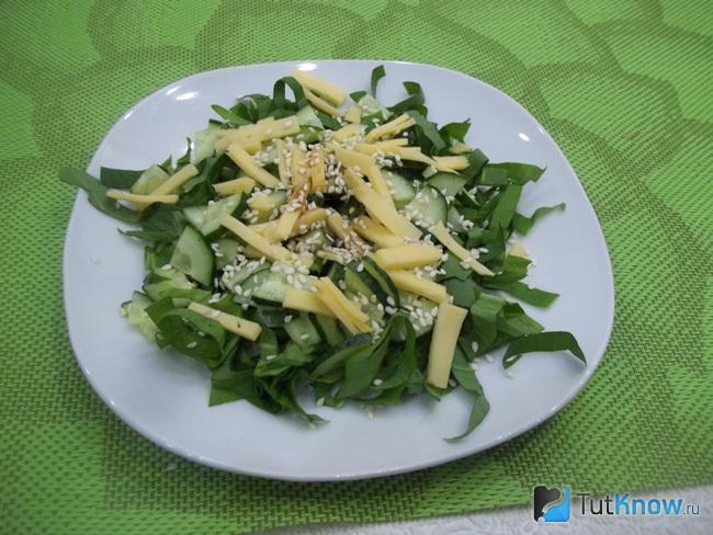 Готовый салат с черемшой, огурцом и сыром