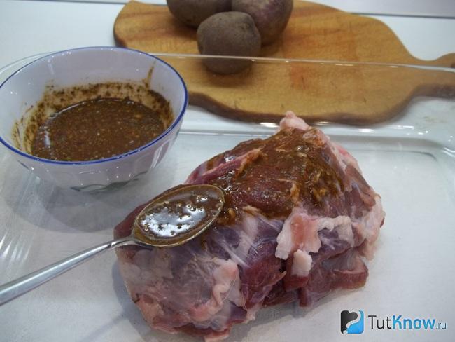 Мясо вымыто, высушено и обмазано маринадом