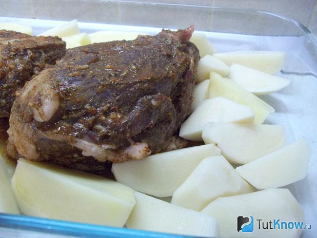 Мясо выложено в форму для запекания