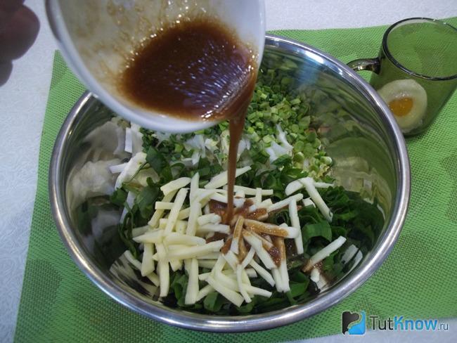 Салат заправлен соусом