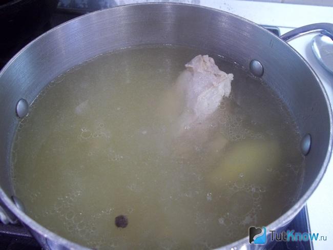 Готовый мясной бульон из свинины