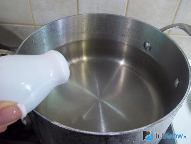 Кастрюля с водой отправлена на плиту