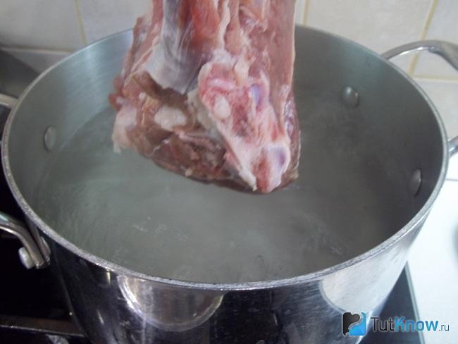 В кастрюлю опущено мясо