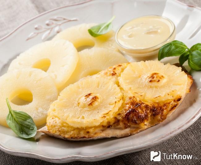 Запеченное куриное филе с ананасами и сыром