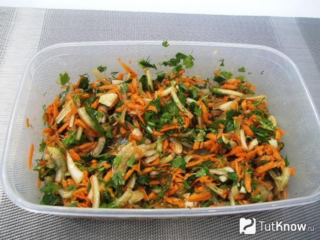 Овощи заправлены малом, уксусом, маслом и перемешаны