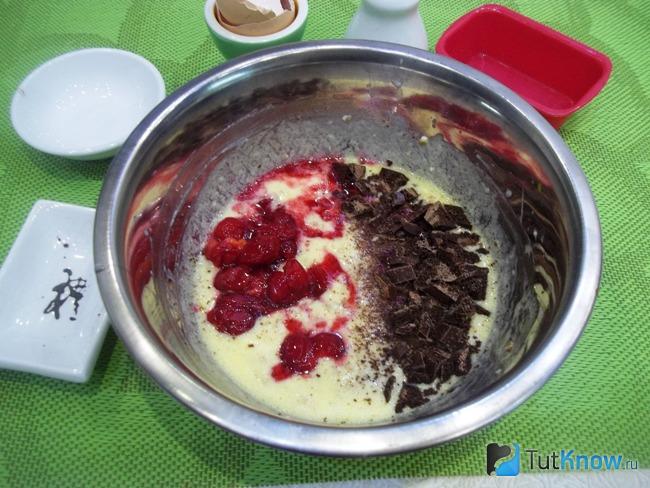 В тесто добавлен шоколад и клубника нарезанные кусочками