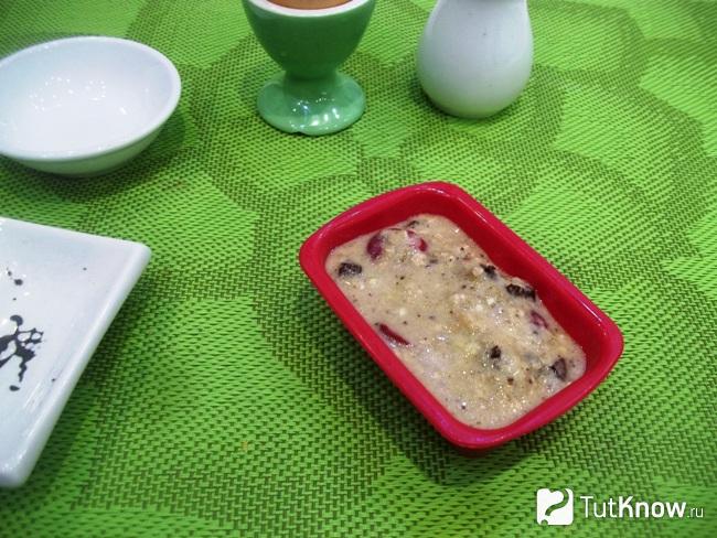 Тесто разлито по формочкам для запекания
