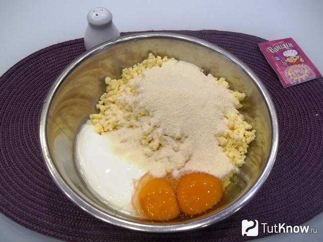 К продуктам добавлена манка, яйца и сахар