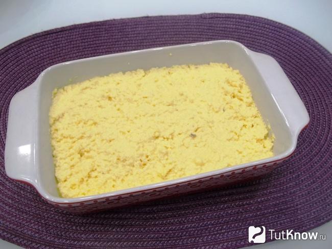 Тесто выложено в форму для выпечки