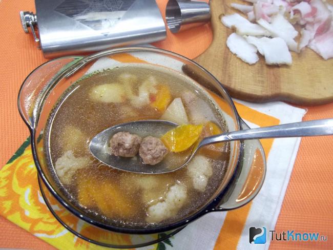 Готовый суп с фрикадельками и цветной капустой