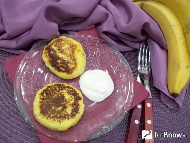 Готовые сырники с бананом и манкой
