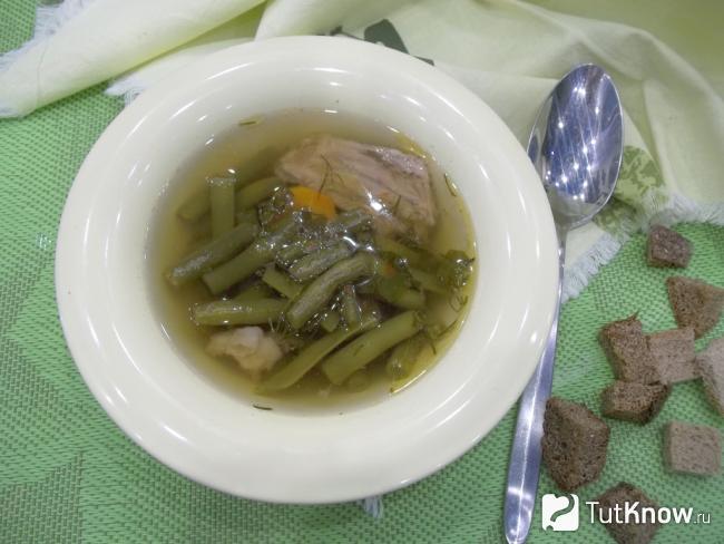 Готовый суп из кролика и стручковой фасолью