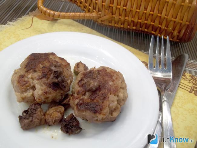 Готовые мясные биточки в сливочно-грибной подливе