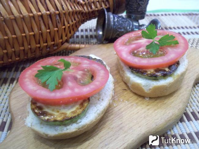 Готовые бутерброды с кабачками и помидорами