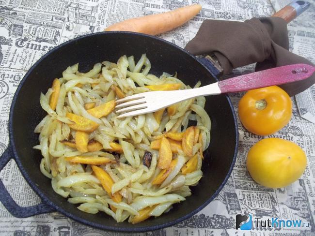 Готовый жареный перец с морковью