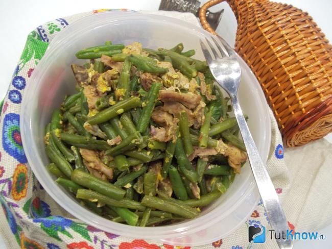 Готовый кролик со стручковой фасолью