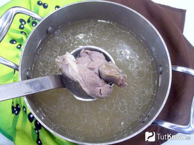 Готовый мясной бульон из свинины