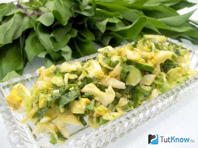 Готовый салат с черемшой, капустой и яйцом