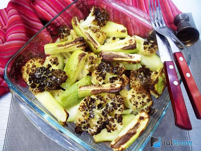 Готовые запеченные кабачки с цветной капустой в духовке