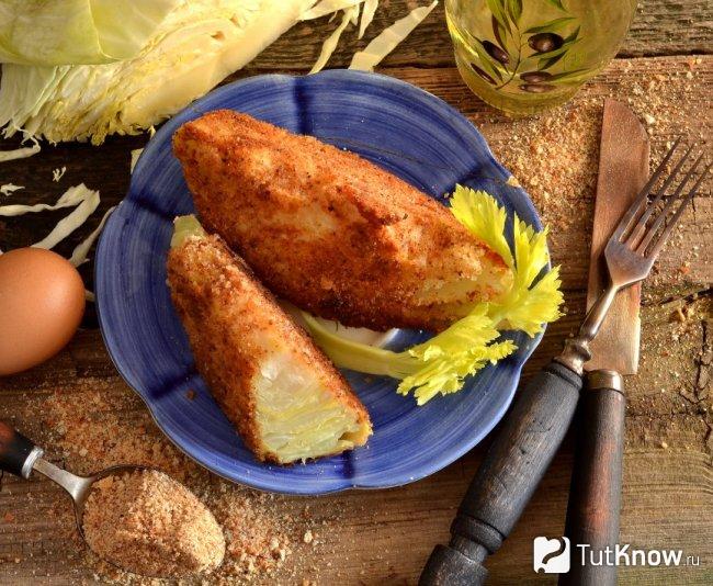 Шницель из молодой капусты в панировочных сухарях