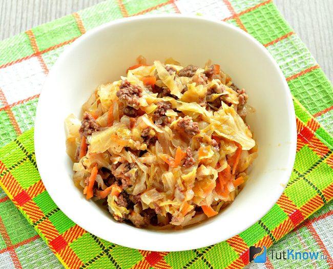 Тушеное мясо с молодой капустой и сельдереем