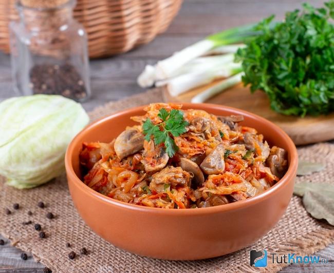 Тушеная молодая капуста с овощами