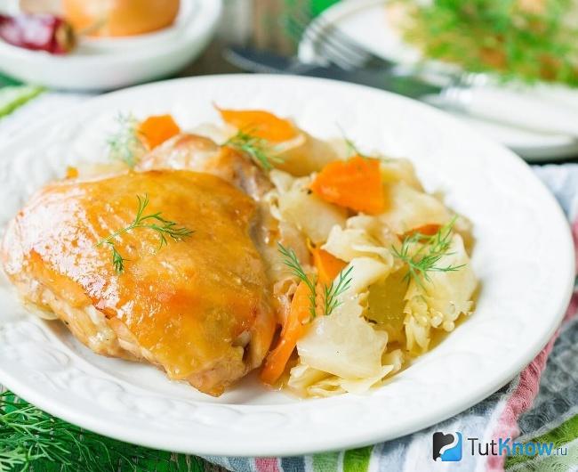 Запеченная курица с молодой капустой