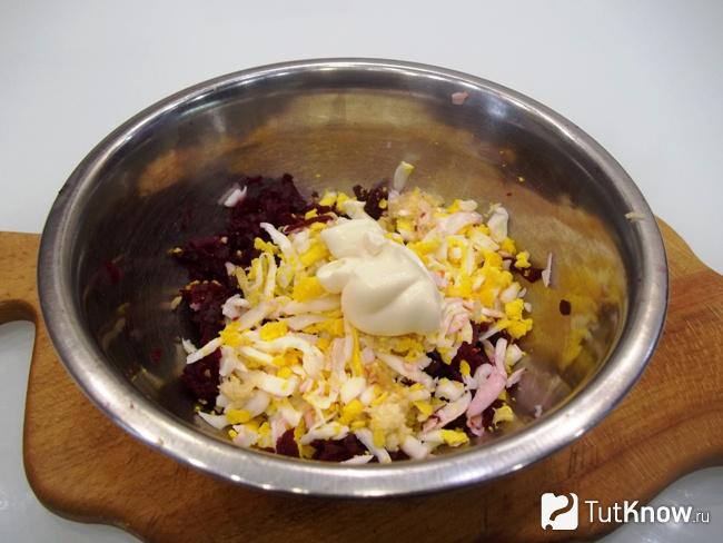 Продукты заправлены майонезом