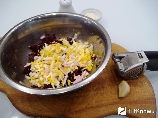 Продукты заправлены пропущенным через пресс чесноком