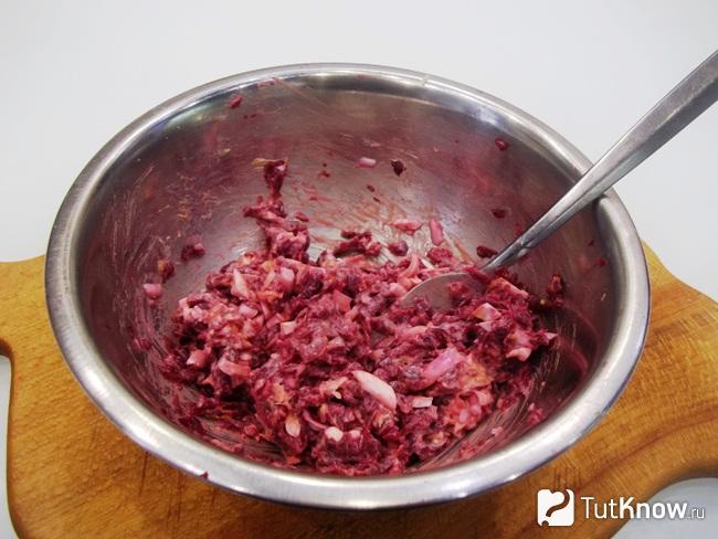 Готовый свекольный салат с яйцом и чесноком