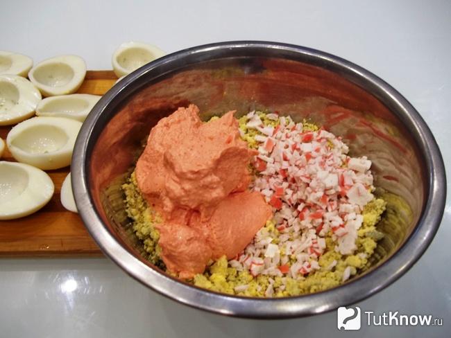 Крабовые палочки соединены с икорной пастой и желтками