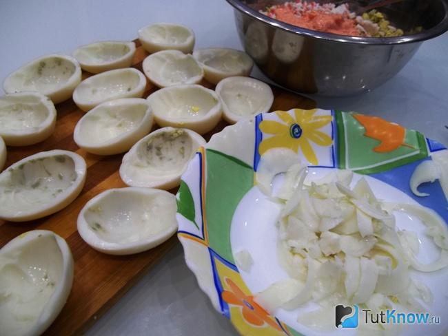 Яичные белки подготовлены для начинки