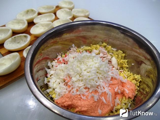 Яичные белки натерты на терке и добавлены в начинку