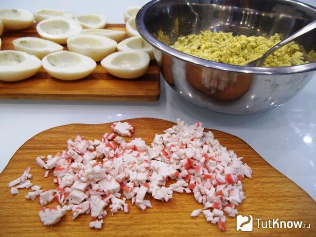 Крабовые палочки нарезаны