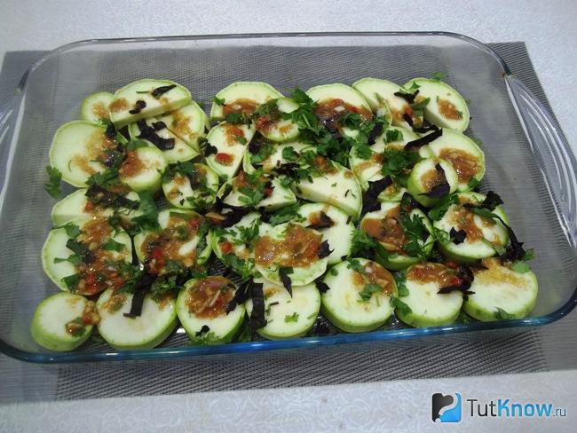 Кабачки политы заправкой