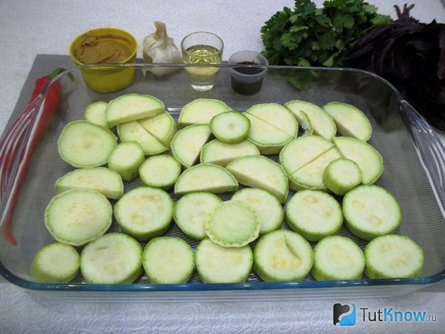 Кабачки нарезаны кольцами и выложены на противень