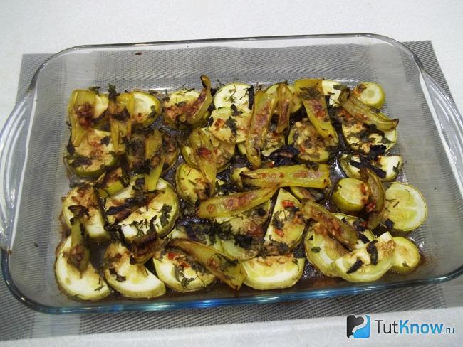 Готовые кабачки с перцем в духовке