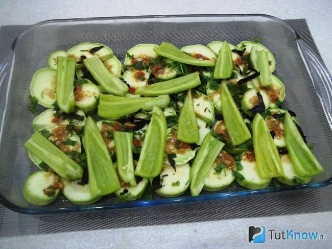 Сладкий перец нарезан дольками