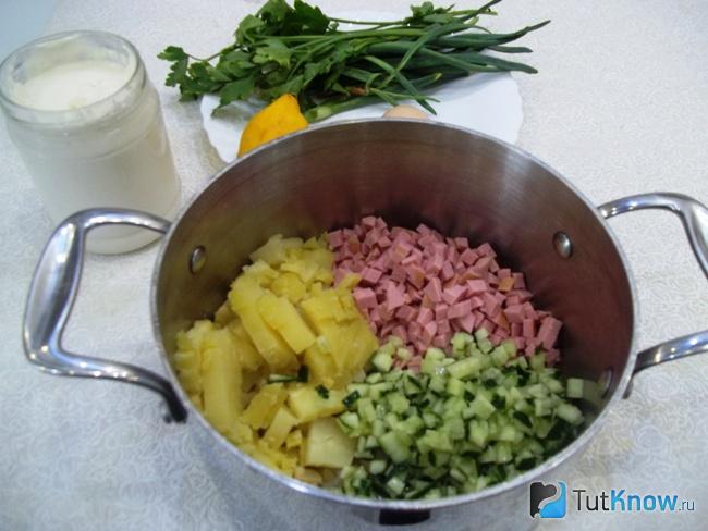 Огурцы нарезаны кубиками