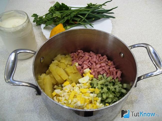 Яйца отварены и нарезаны кубиками