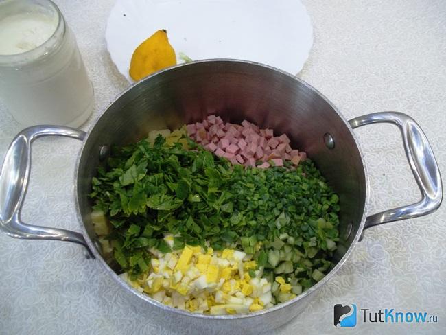 Зеленый лук накрошен