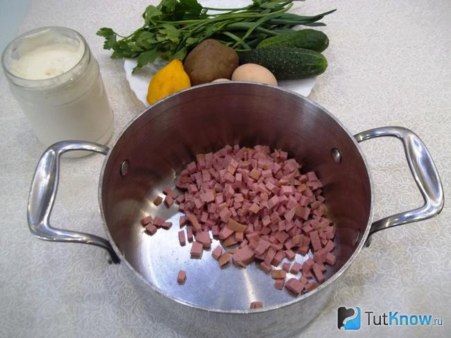 Колбаса нарезана кубиками