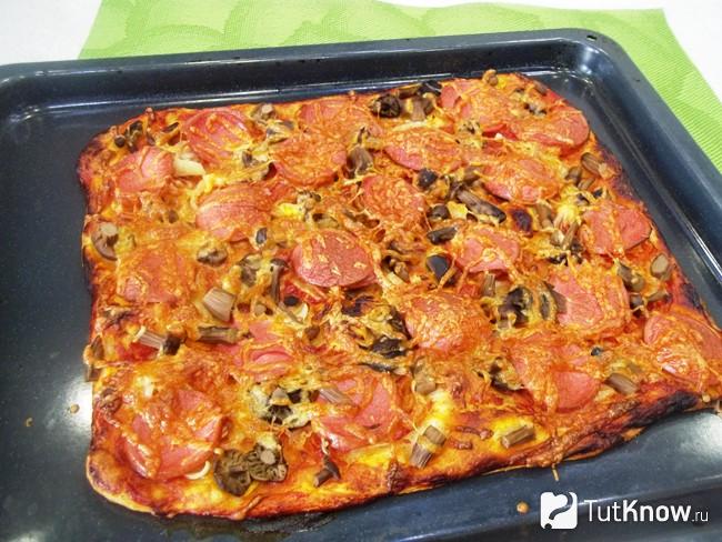 Готовая тонкая пицца с маринованными грибами и колбасой
