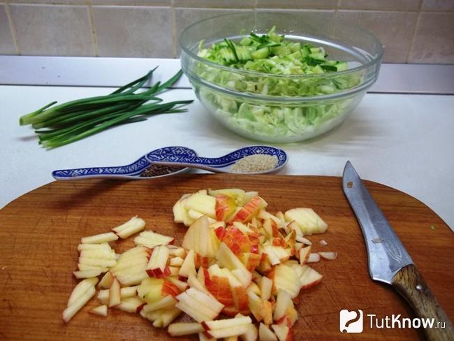 Яблоко нарезано кубиками